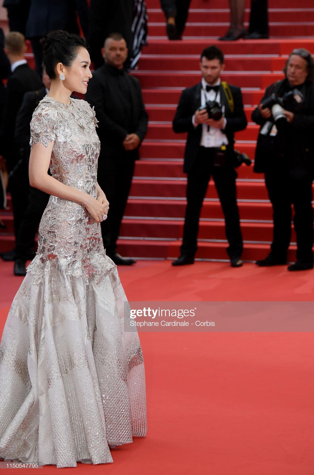 Thảm đỏ Cannes 2019 ngày 7: Chương Tử Di quý phái, Hoa hậu thế giới Ấn Độ chiếm trọn spotlight Ảnh 1