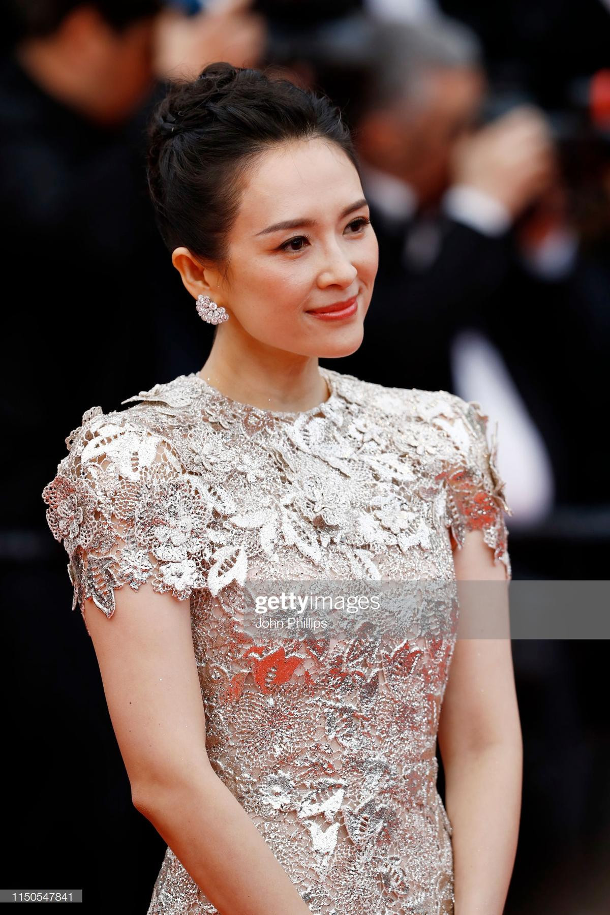 Thảm đỏ Cannes 2019 ngày 7: Chương Tử Di quý phái, Hoa hậu thế giới Ấn Độ chiếm trọn spotlight Ảnh 3