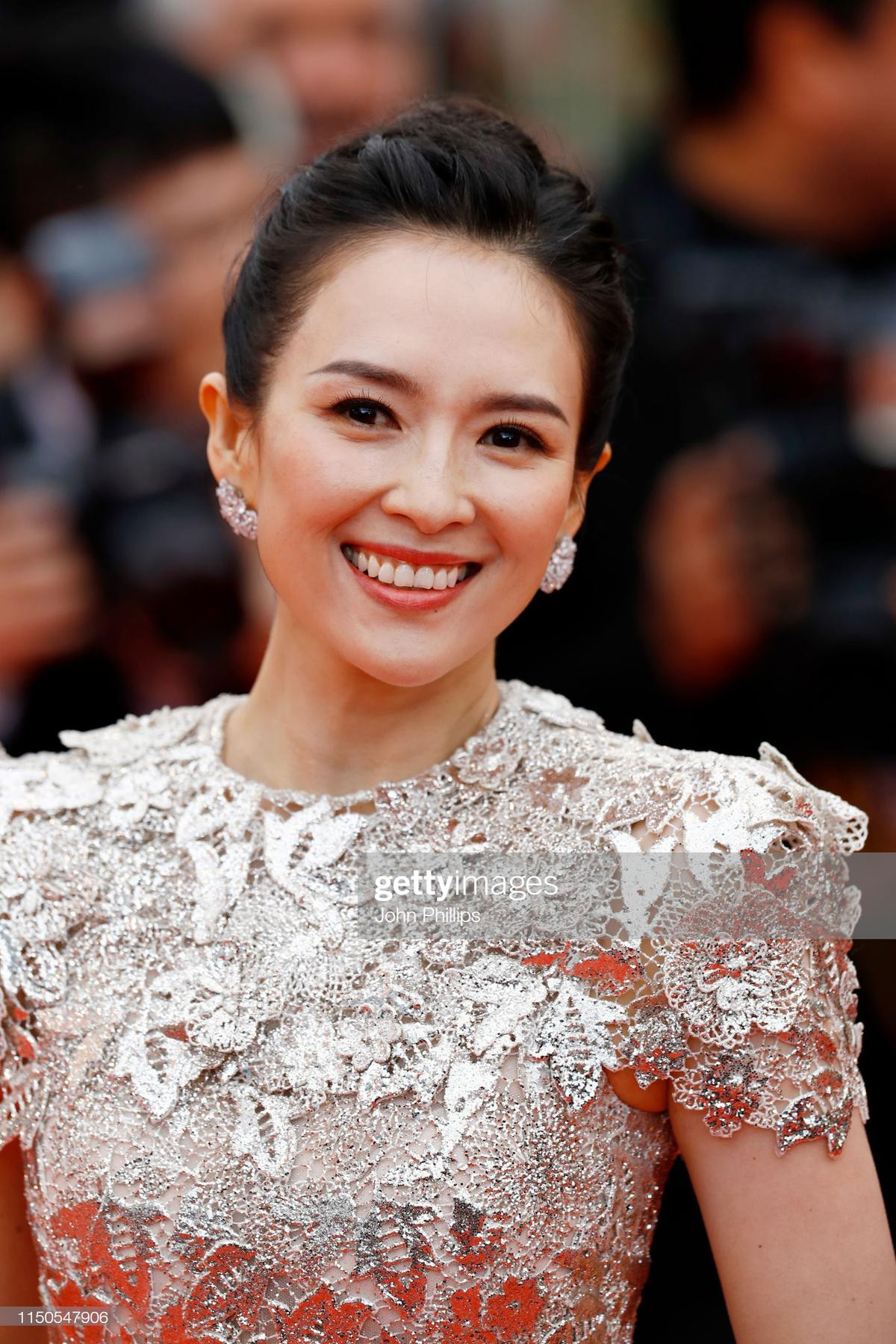 Thảm đỏ Cannes 2019 ngày 7: Chương Tử Di quý phái, Hoa hậu thế giới Ấn Độ chiếm trọn spotlight Ảnh 4