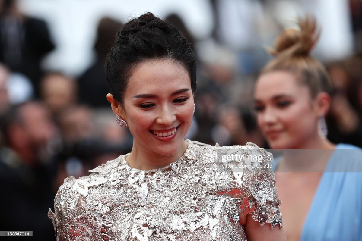 Thảm đỏ Cannes 2019 ngày 7: Chương Tử Di quý phái, Hoa hậu thế giới Ấn Độ chiếm trọn spotlight Ảnh 5