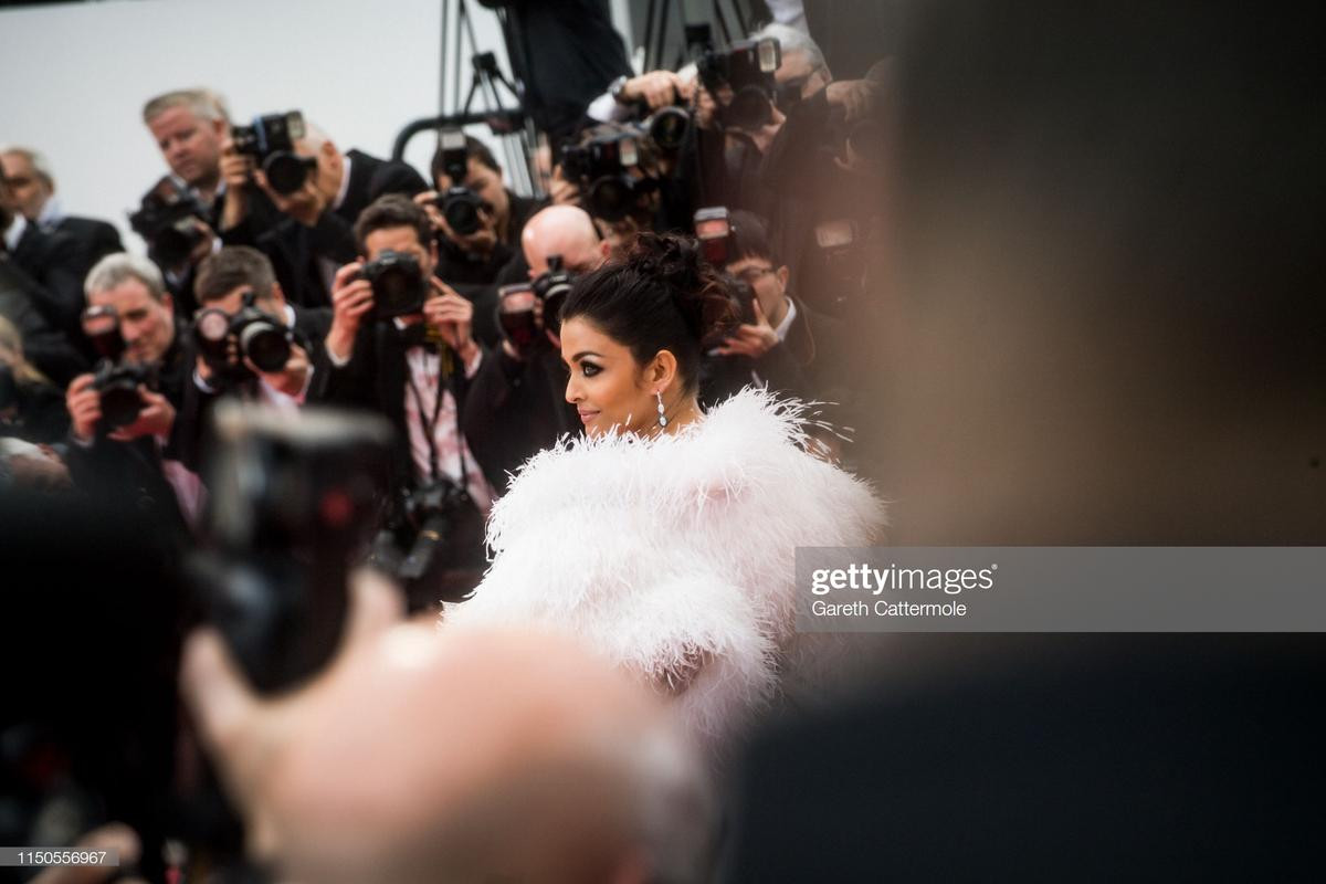 Thảm đỏ Cannes 2019 ngày 7: Chương Tử Di quý phái, Hoa hậu thế giới Ấn Độ chiếm trọn spotlight Ảnh 9