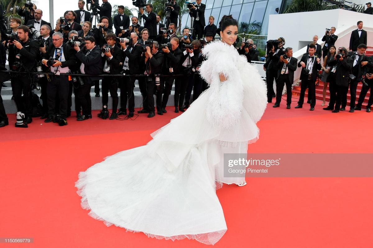 Thảm đỏ Cannes 2019 ngày 7: Chương Tử Di quý phái, Hoa hậu thế giới Ấn Độ chiếm trọn spotlight Ảnh 6