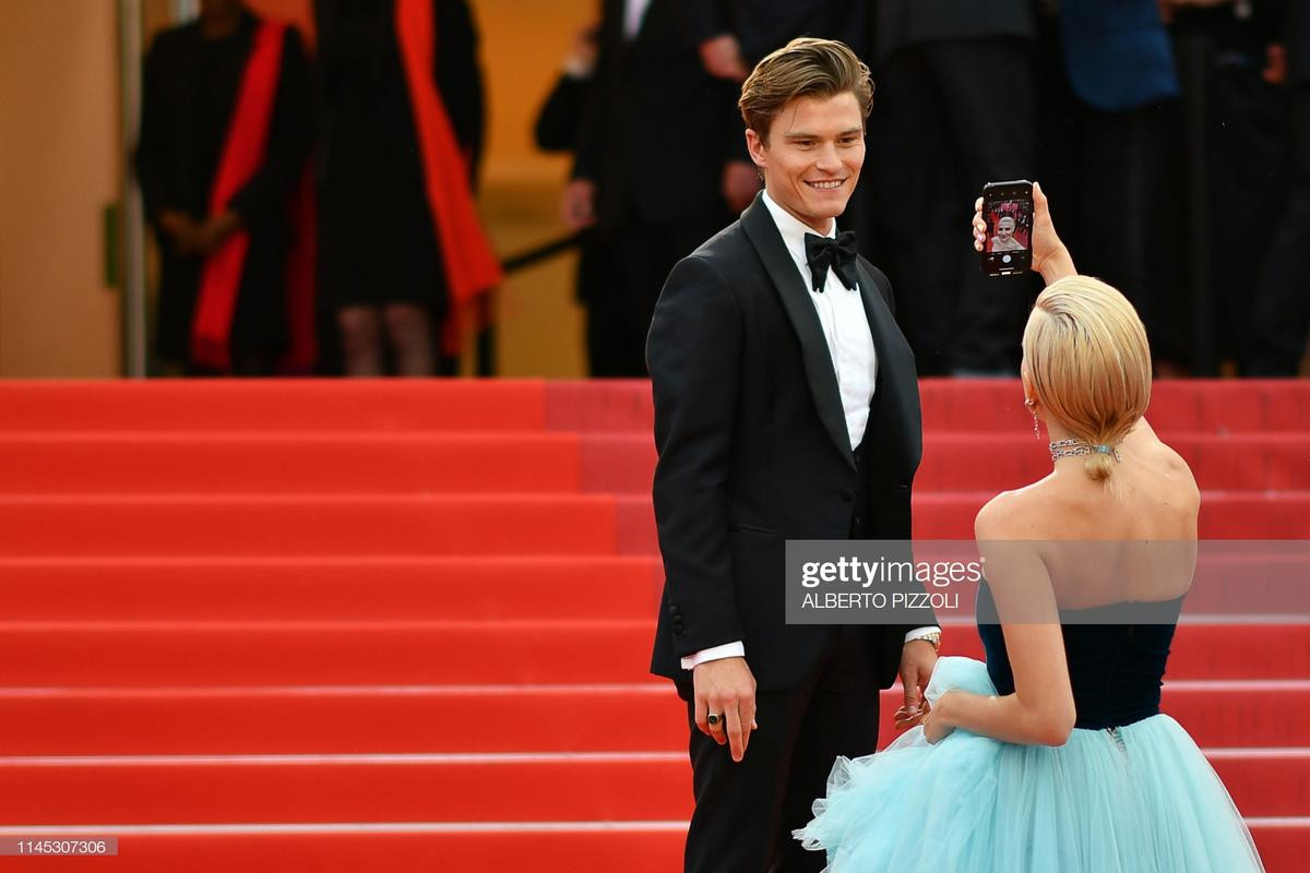 Thảm đỏ Cannes 2019 ngày 7: HLV 'The Voice Kids' thản nhiên selfie dù bị cấm, khách mời vô danh và trang phục khó đỡ Ảnh 1