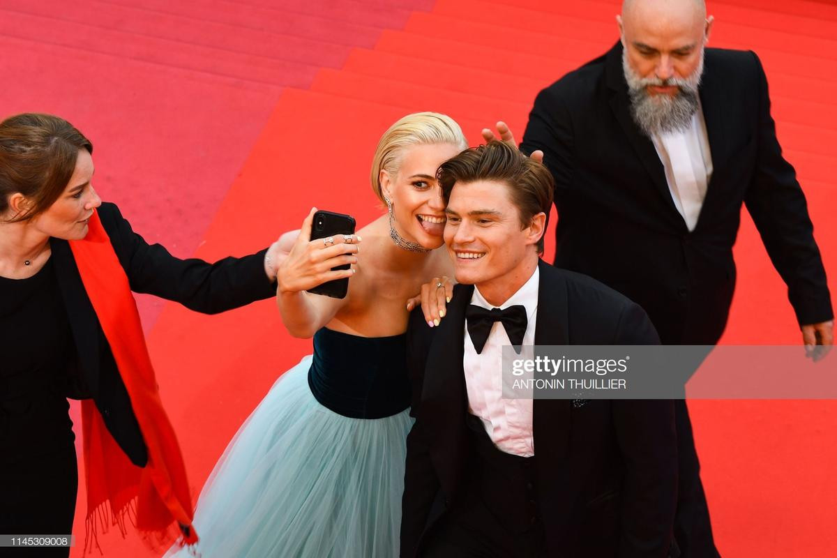 Thảm đỏ Cannes 2019 ngày 7: HLV 'The Voice Kids' thản nhiên selfie dù bị cấm, khách mời vô danh và trang phục khó đỡ Ảnh 3