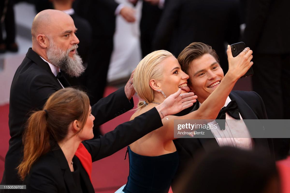 Thảm đỏ Cannes 2019 ngày 7: HLV 'The Voice Kids' thản nhiên selfie dù bị cấm, khách mời vô danh và trang phục khó đỡ Ảnh 2