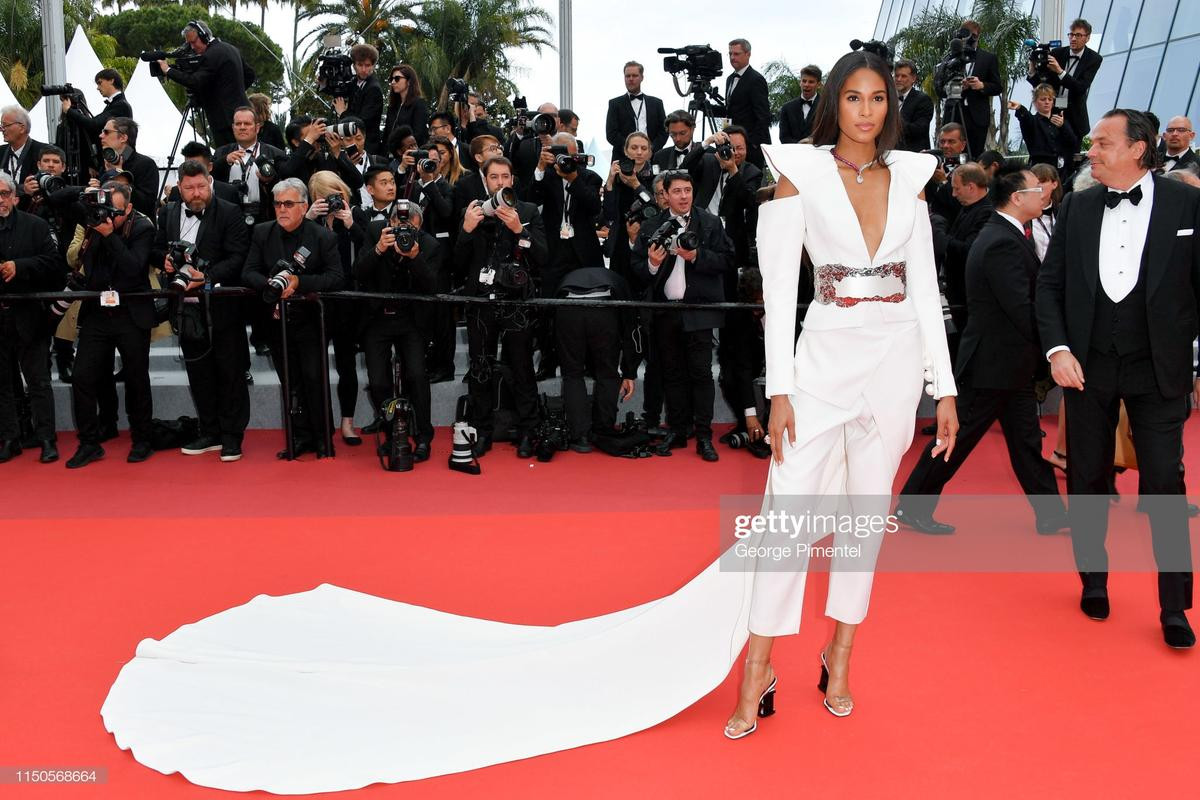 Thảm đỏ Cannes 2019 ngày 7: HLV 'The Voice Kids' thản nhiên selfie dù bị cấm, khách mời vô danh và trang phục khó đỡ Ảnh 16