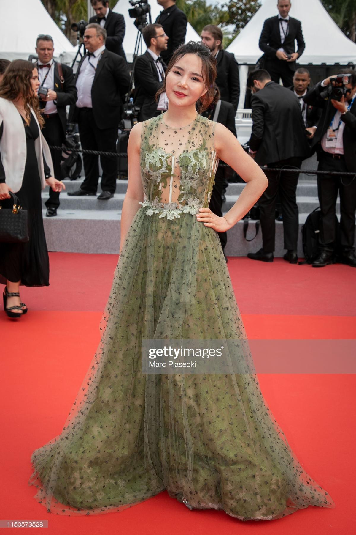 Thảm đỏ Cannes 2019 ngày 7: HLV 'The Voice Kids' thản nhiên selfie dù bị cấm, khách mời vô danh và trang phục khó đỡ Ảnh 6