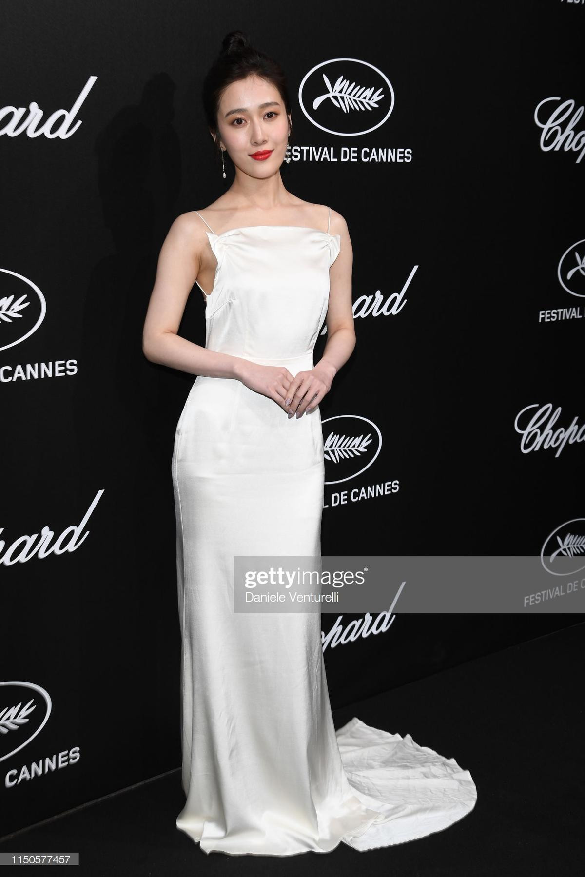 Cannes 2019 ngày 7: Chương Tử Di khoe vòng 1 khủng, Quan Hiểu Đồng 'lép vế' trước Elle Fanning dù đã chưng diện Ảnh 14