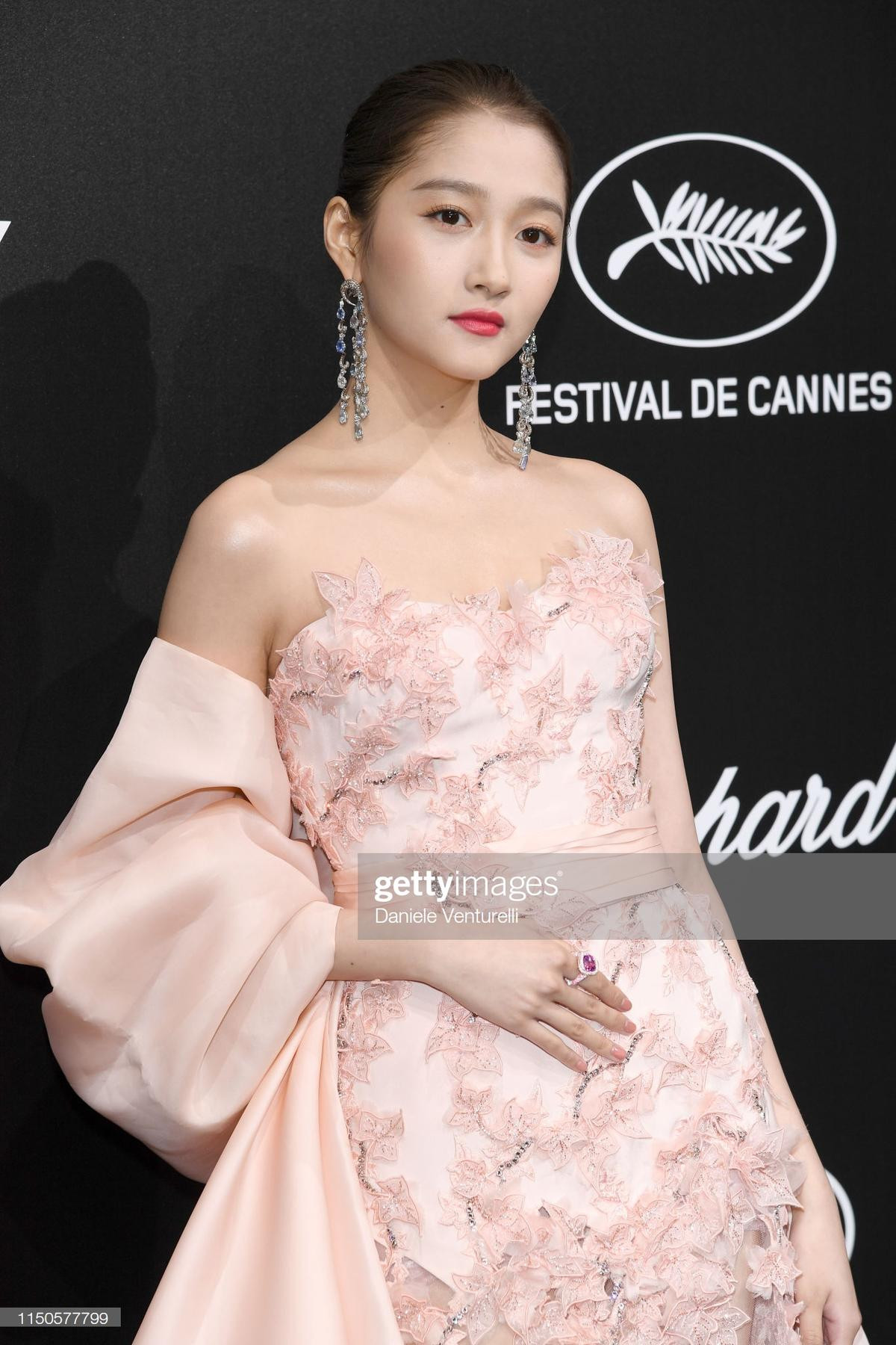 Cannes 2019 ngày 7: Chương Tử Di khoe vòng 1 khủng, Quan Hiểu Đồng 'lép vế' trước Elle Fanning dù đã chưng diện Ảnh 5