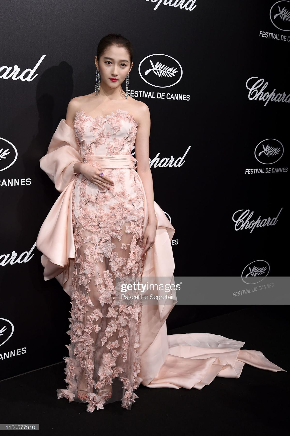 Cannes 2019 ngày 7: Chương Tử Di khoe vòng 1 khủng, Quan Hiểu Đồng 'lép vế' trước Elle Fanning dù đã chưng diện Ảnh 6