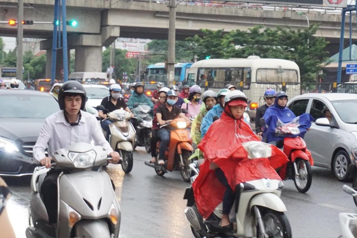 Ơn giời! sau bao ngày nắng nóng, Hà Nội đã có 'cơn mưa vàng' giải nhiệt Ảnh 1