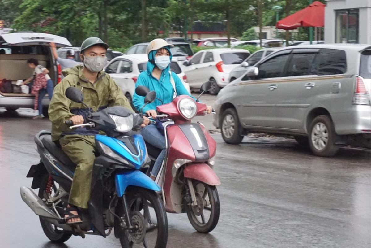 Ơn giời! sau bao ngày nắng nóng, Hà Nội đã có 'cơn mưa vàng' giải nhiệt Ảnh 2