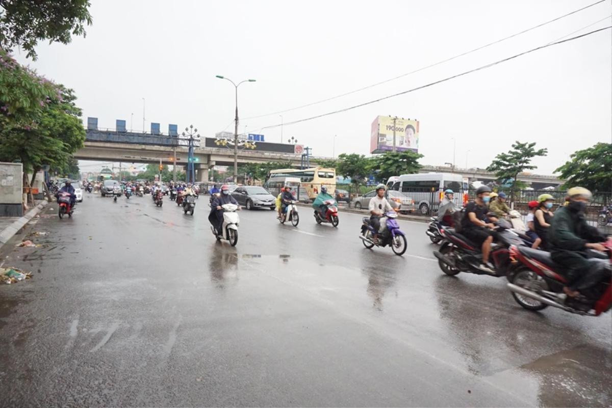 Ơn giời! sau bao ngày nắng nóng, Hà Nội đã có 'cơn mưa vàng' giải nhiệt Ảnh 4