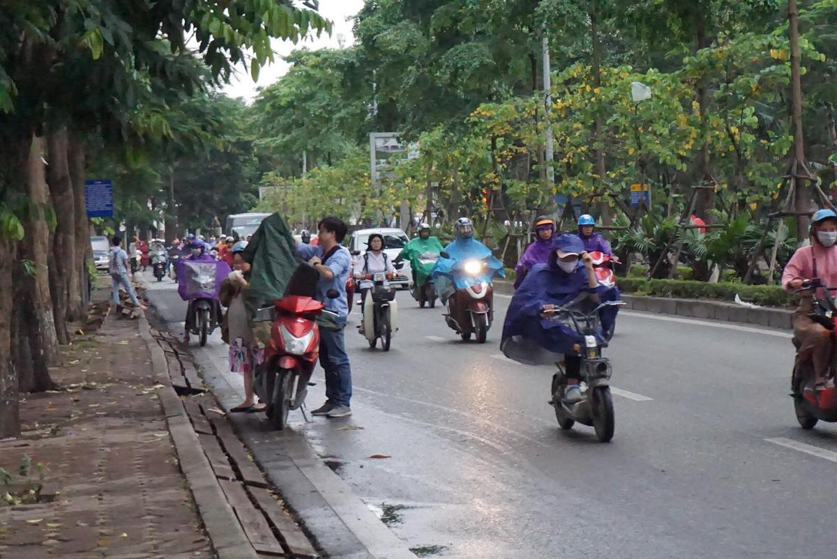 Ơn giời! sau bao ngày nắng nóng, Hà Nội đã có 'cơn mưa vàng' giải nhiệt Ảnh 11