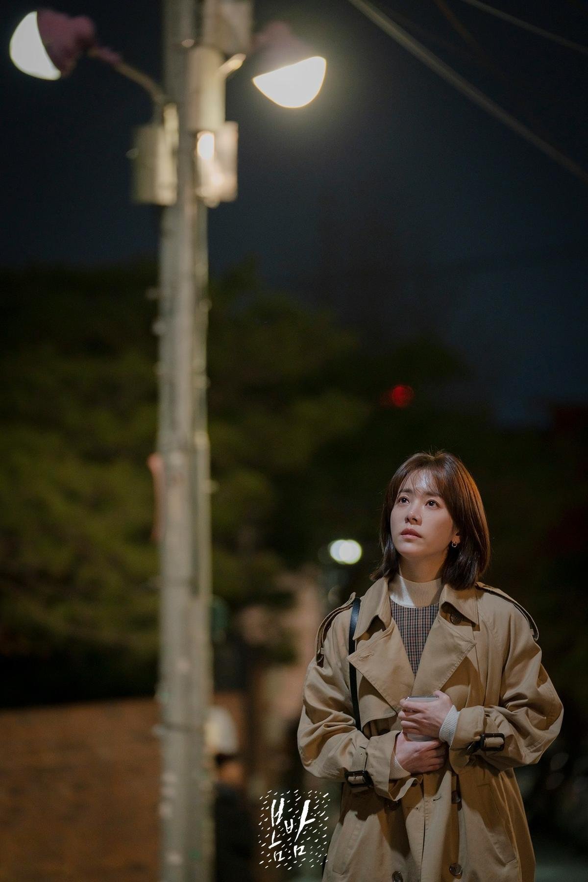 'Spring Night': Jung Hae In là bố đơn thân, không gọi Han Ji Min là 'noona' dù chênh lệch 6 tuổi Ảnh 3