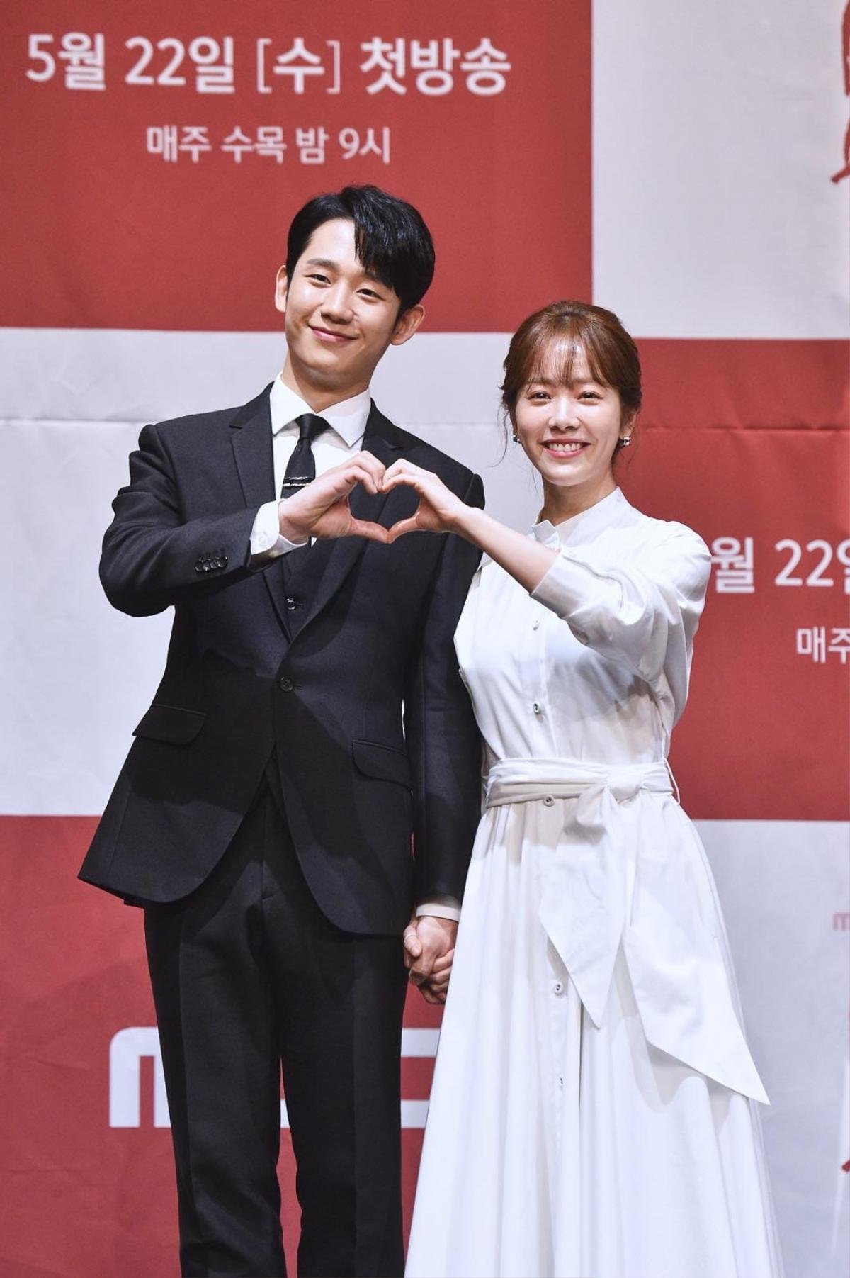 'Spring Night': Jung Hae In là bố đơn thân, không gọi Han Ji Min là 'noona' dù chênh lệch 6 tuổi Ảnh 13