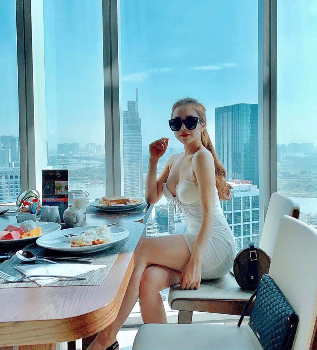 Cuộc sống đậm chất 'rich kid' sang chảnh của 'hotgirl ngủ gật' sắp nối gót Chi Pu đi hát Ảnh 9