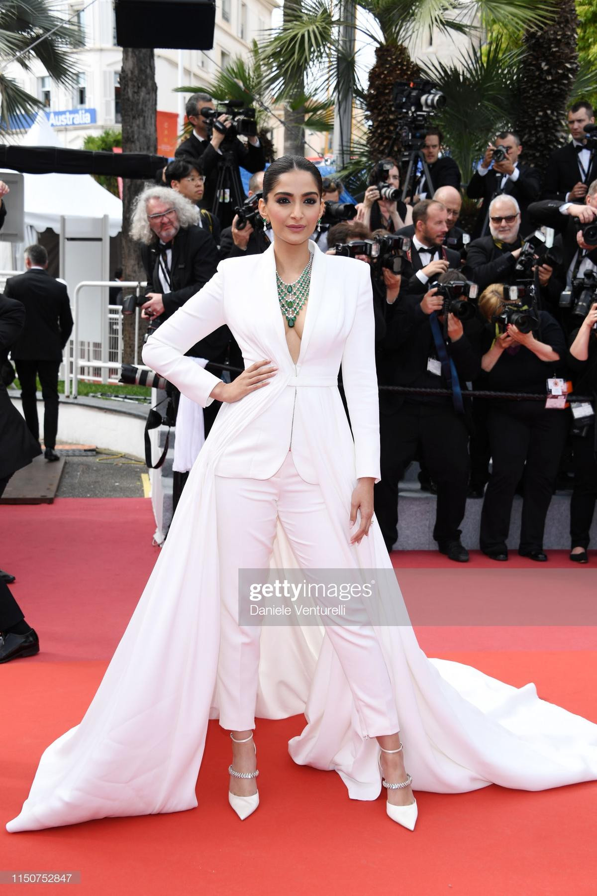 Chương Tử Di, Chu Nhất Long và mỹ nhân 'Tây Du Ký' bừng sáng trên thảm đỏ Cannes 2019 ngày 8 Ảnh 13