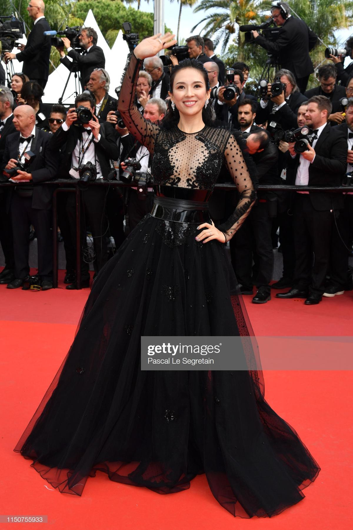 Chương Tử Di, Chu Nhất Long và mỹ nhân 'Tây Du Ký' bừng sáng trên thảm đỏ Cannes 2019 ngày 8 Ảnh 1