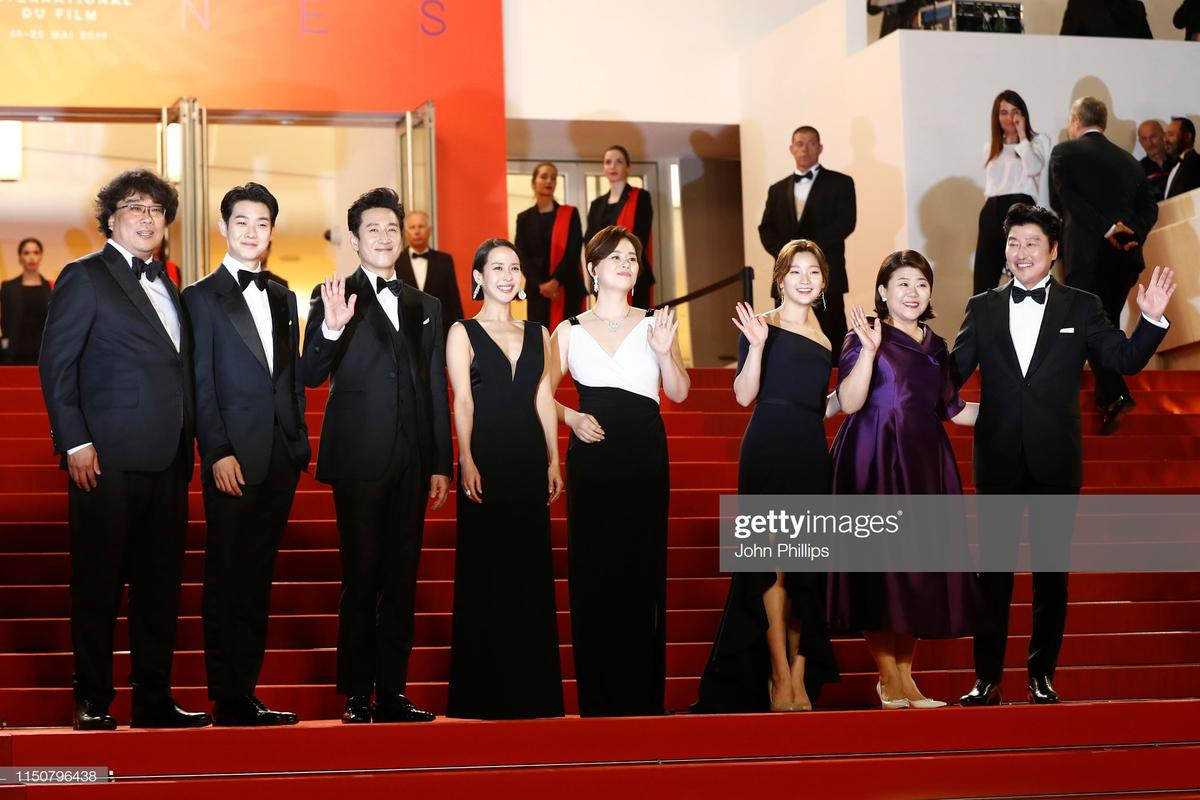 Lee Sun Kyun, Choi Woo Sik cùng loạt sao Hàn 'đổ bộ' thảm đỏ Cannes 2019 ngày 8 Ảnh 1