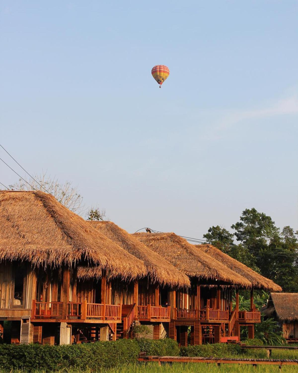 Ngất ngây cây cầu gỗ giữa đồng ruộng xanh rì khiến người ta phải thốt lên: Lào đẹp đến thế này ư? Ảnh 10