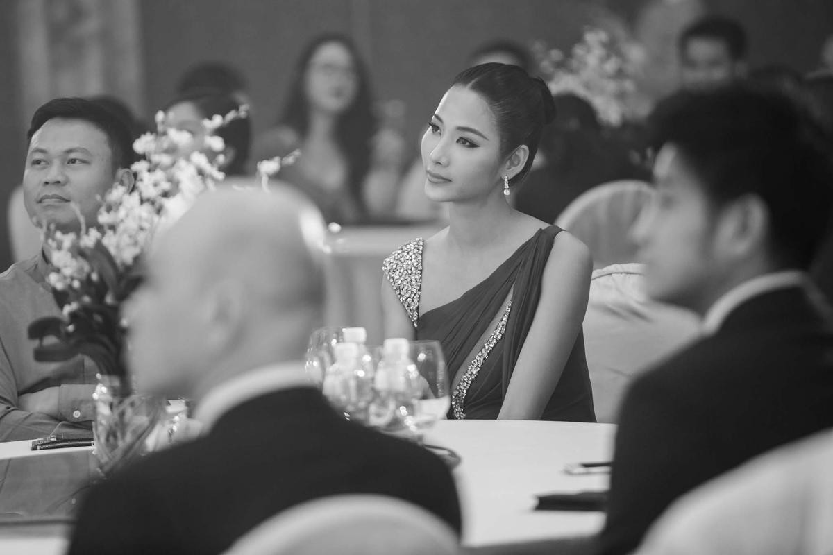 Hoàng Thùy 'lăng xê' tóc búi, fan vote điên đảo: 'Quá chuẩn để in-top Miss Universe 2019' Ảnh 12