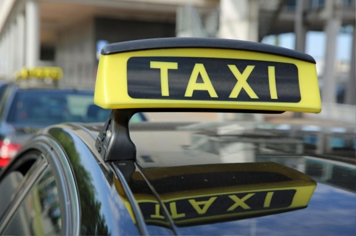 Cặp vợ chồng tá hóa khi phát hiện quên con mới sinh trên xe taxi Ảnh 1