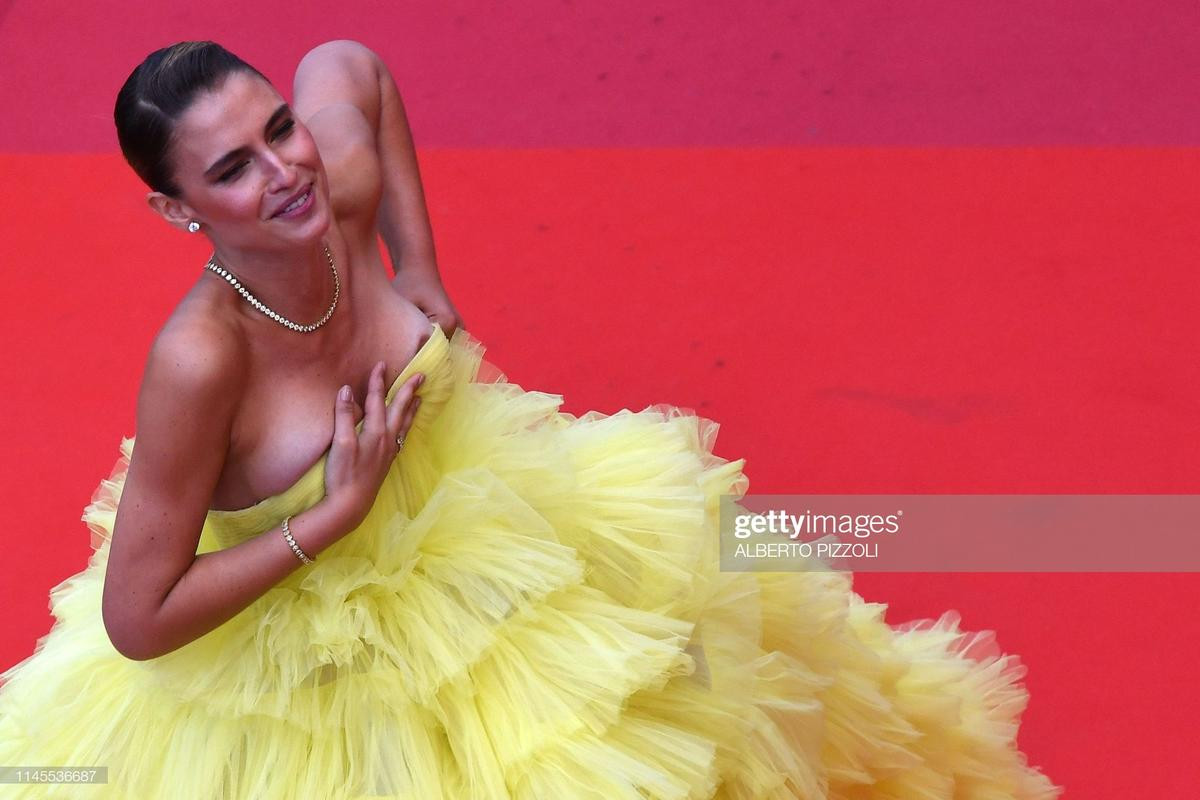 Cận cảnh sự cố tụt váy, lộ hàng trên thảm đỏ Cannes 2019 ngày 9 Ảnh 2