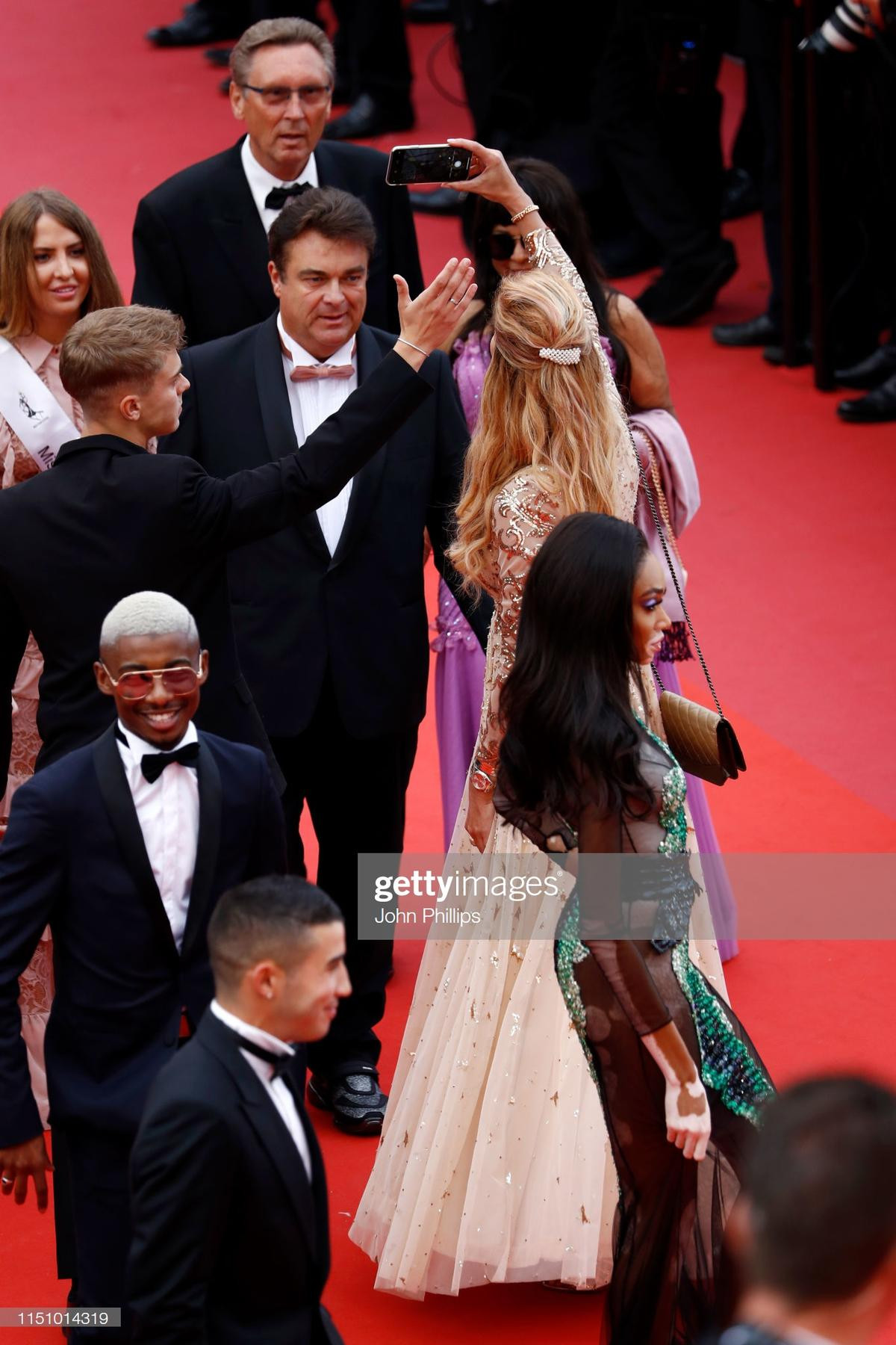 Cận cảnh sự cố tụt váy, lộ hàng trên thảm đỏ Cannes 2019 ngày 9 Ảnh 8