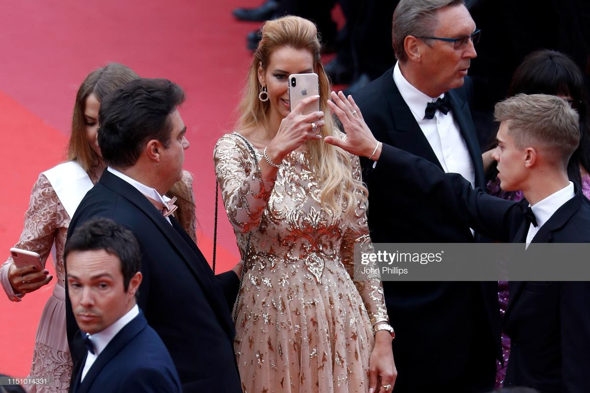 Cận cảnh sự cố tụt váy, lộ hàng trên thảm đỏ Cannes 2019 ngày 9 Ảnh 9