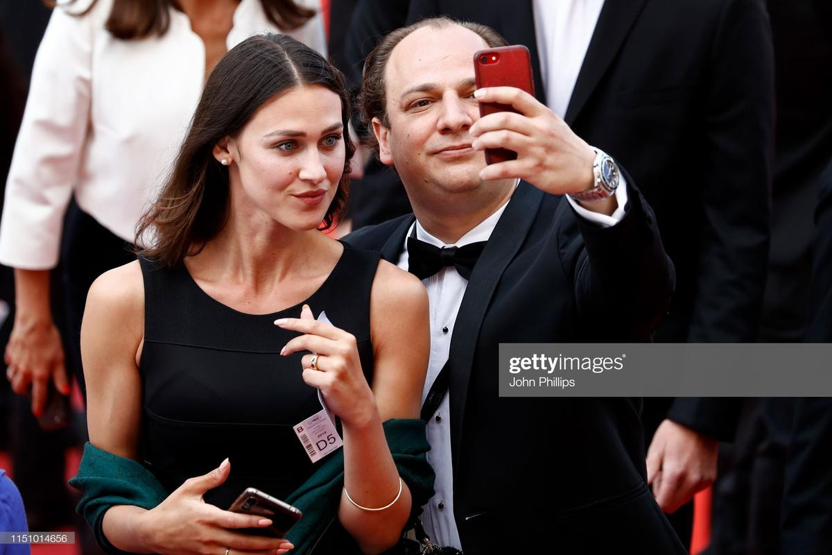 Cận cảnh sự cố tụt váy, lộ hàng trên thảm đỏ Cannes 2019 ngày 9 Ảnh 10