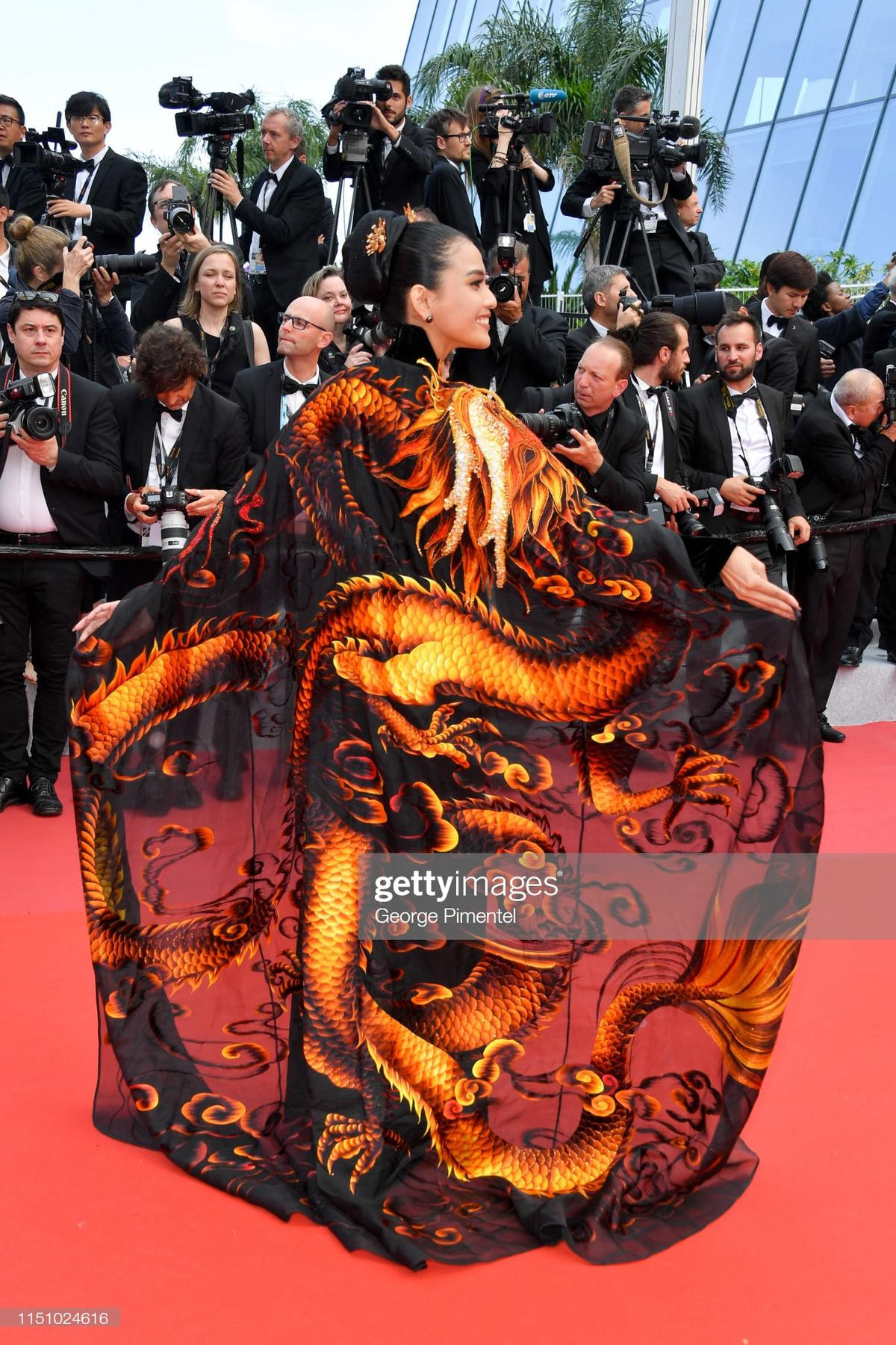 Cận cảnh sự cố tụt váy, lộ hàng trên thảm đỏ Cannes 2019 ngày 9 Ảnh 13