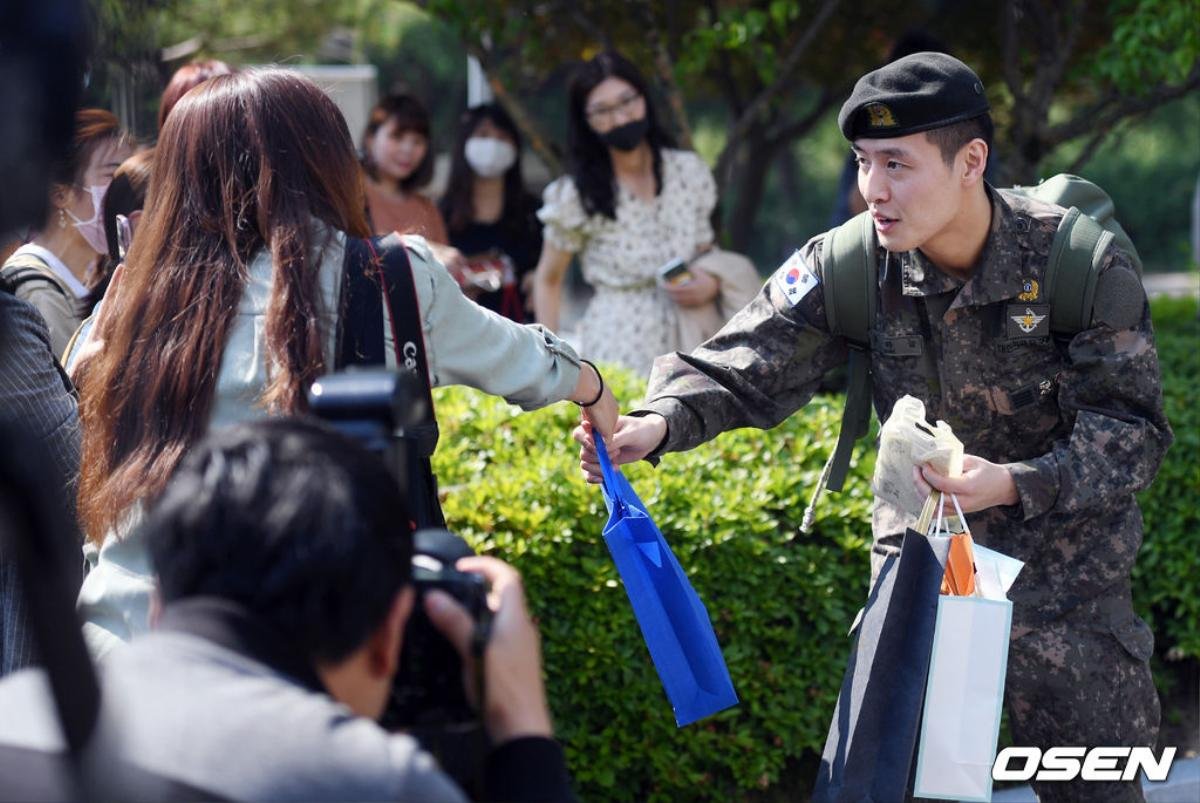 'Bát hoàng tử' Kang Ha Neul 'ngố tàu', cười lúng túng trong ngày xuất ngũ Ảnh 19