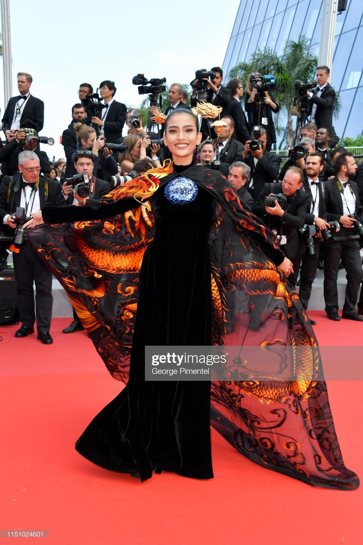 Không 'hở bạo' như Ngọc Trinh, Trương Thị May mang quyền lực rồng châu Á toả sáng tại Cannes 2019 Ảnh 3