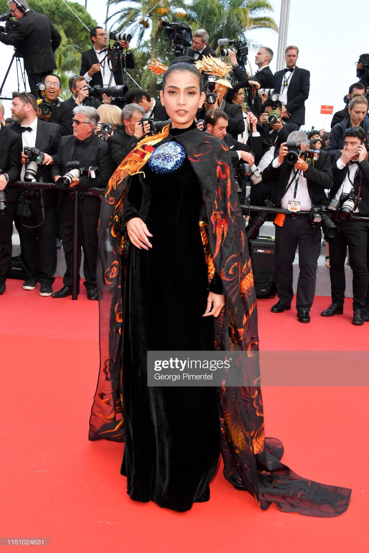 Không 'hở bạo' như Ngọc Trinh, Trương Thị May mang quyền lực rồng châu Á toả sáng tại Cannes 2019 Ảnh 2