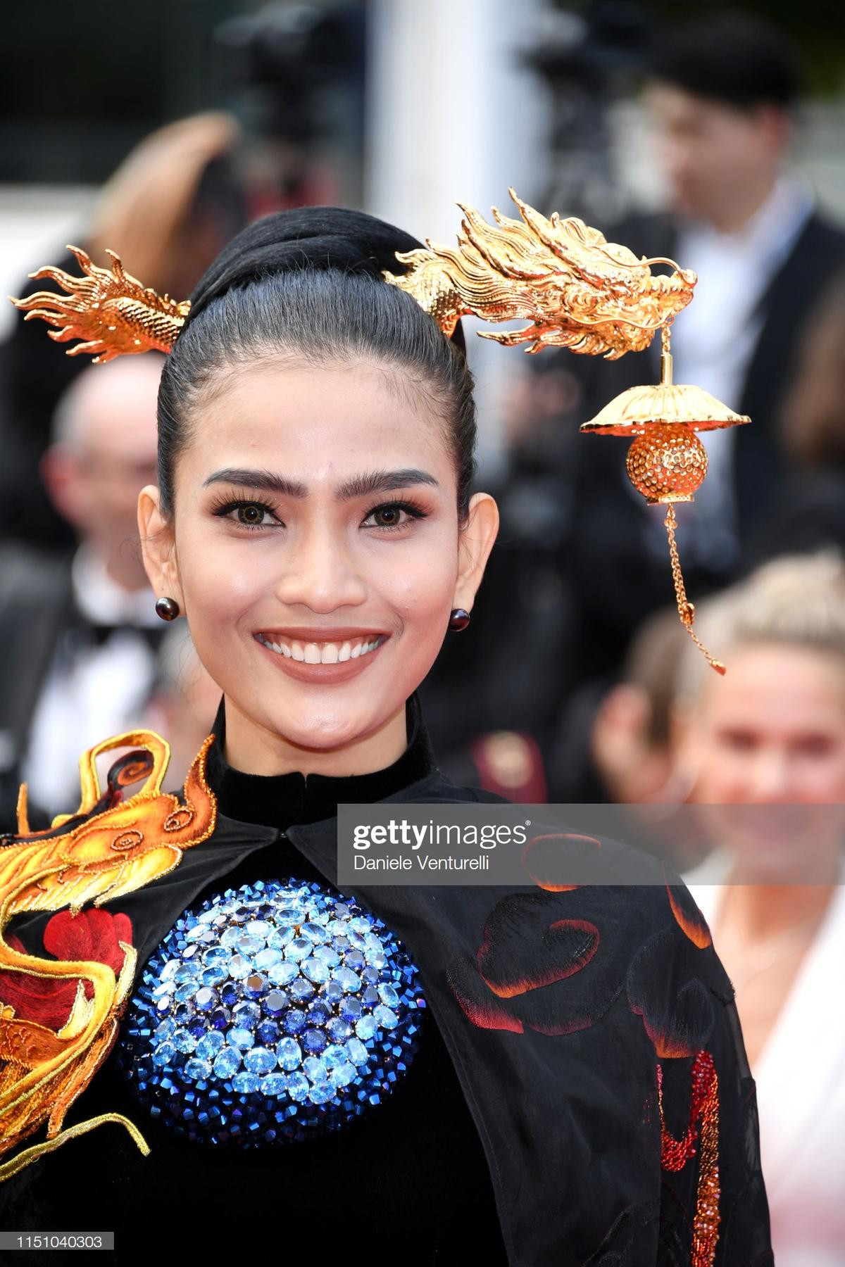 Không 'hở bạo' như Ngọc Trinh, Trương Thị May mang quyền lực rồng châu Á toả sáng tại Cannes 2019 Ảnh 1