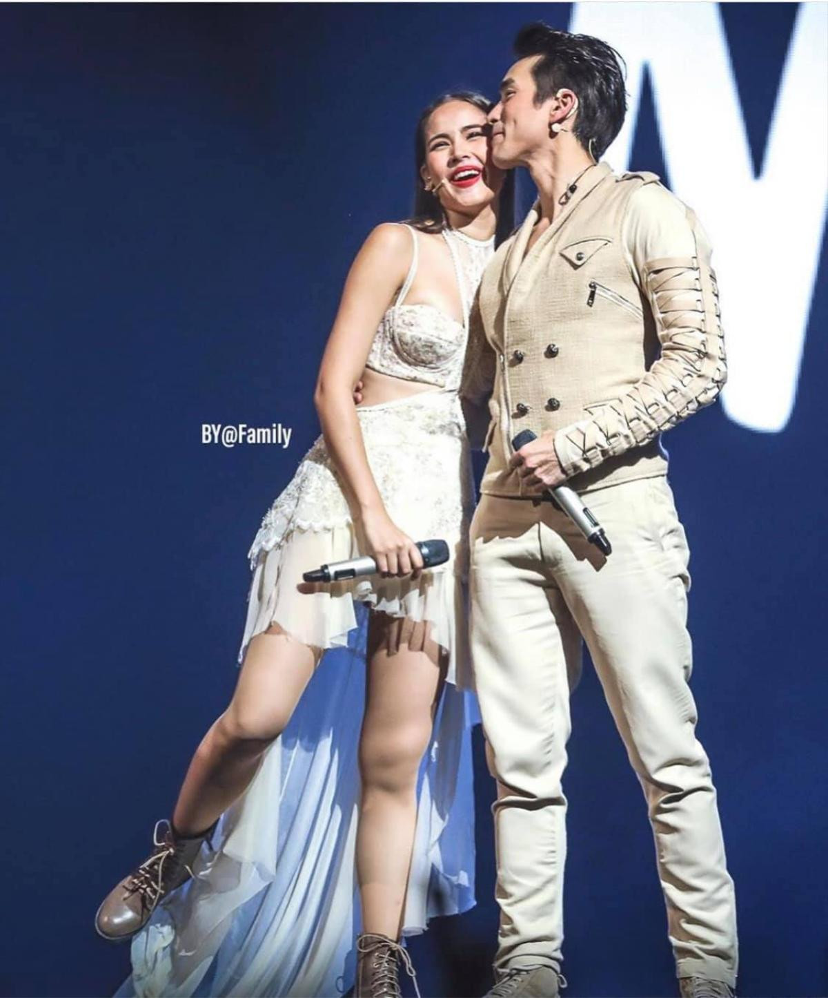 Nadech Kugimiya công khai 'thả thính' bạn gái Yaya Urassaya trước hàng ngàn người hâm mộ Ảnh 2