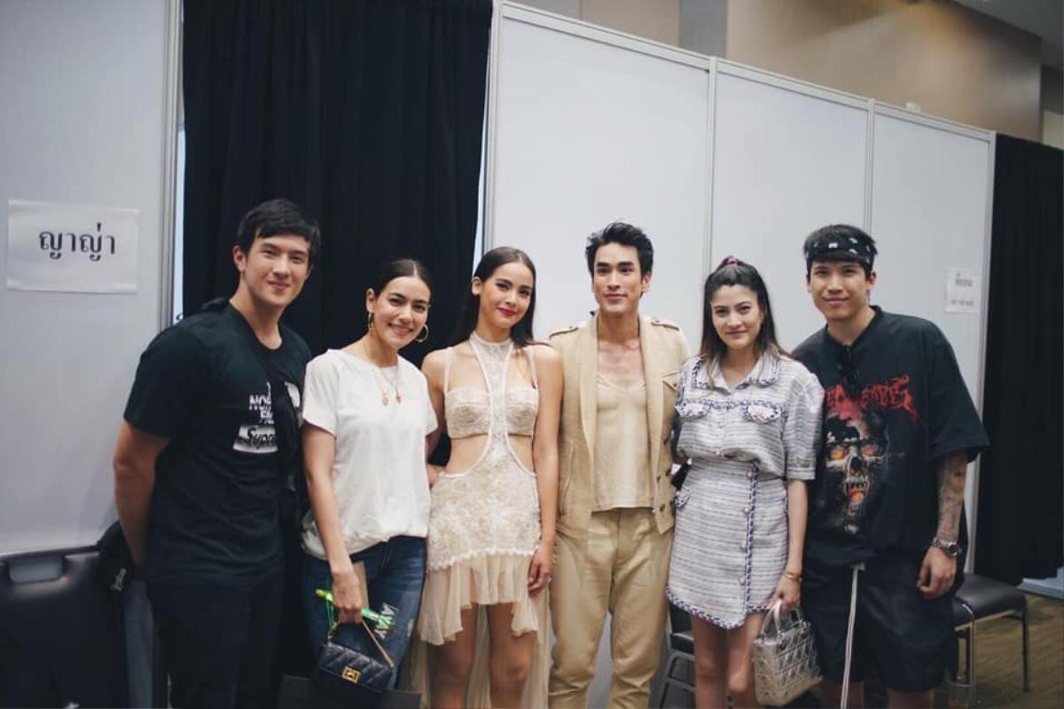 Nadech Kugimiya công khai 'thả thính' bạn gái Yaya Urassaya trước hàng ngàn người hâm mộ Ảnh 15