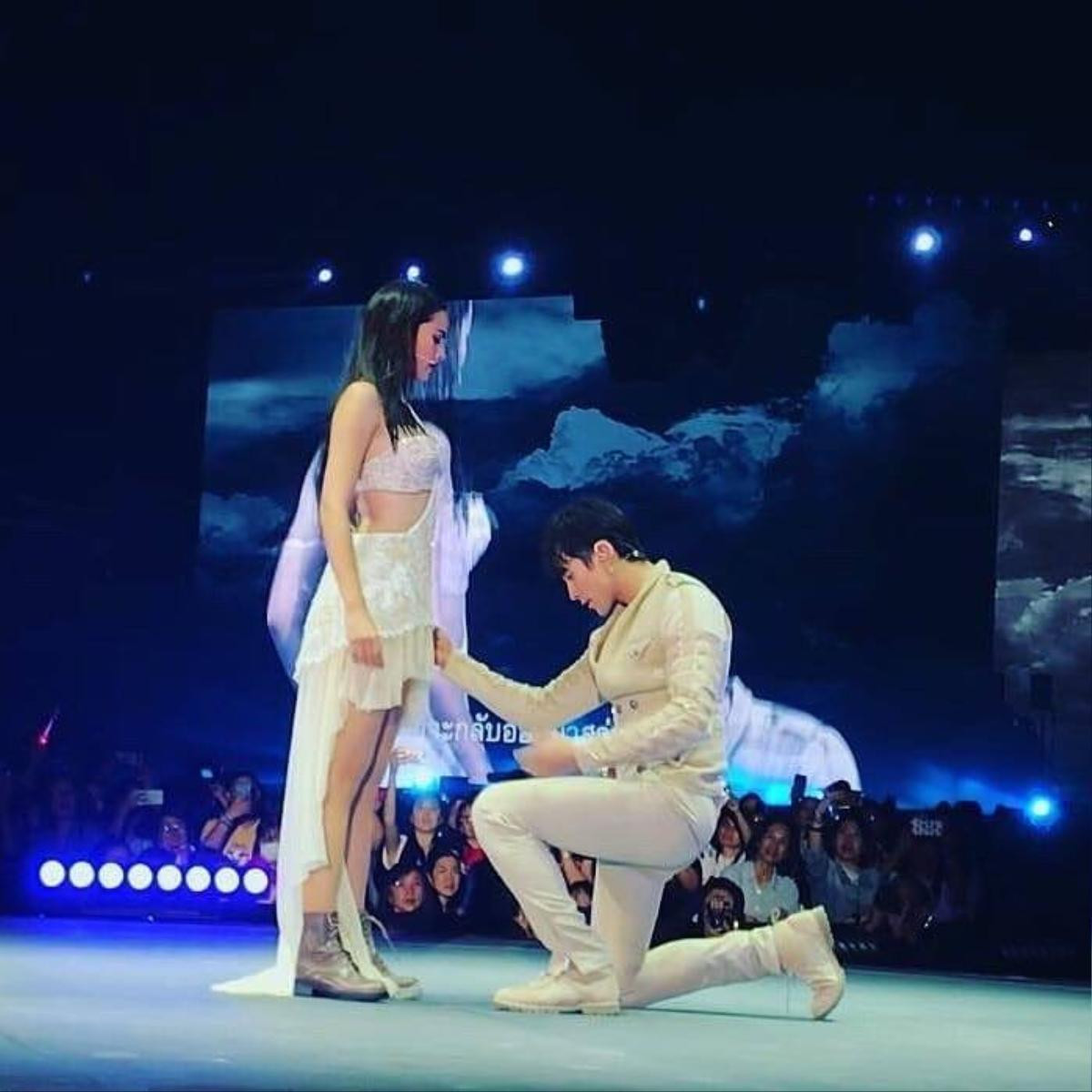 Nadech Kugimiya công khai 'thả thính' bạn gái Yaya Urassaya trước hàng ngàn người hâm mộ Ảnh 13