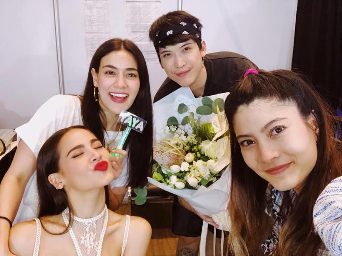 Nadech Kugimiya công khai 'thả thính' bạn gái Yaya Urassaya trước hàng ngàn người hâm mộ Ảnh 16