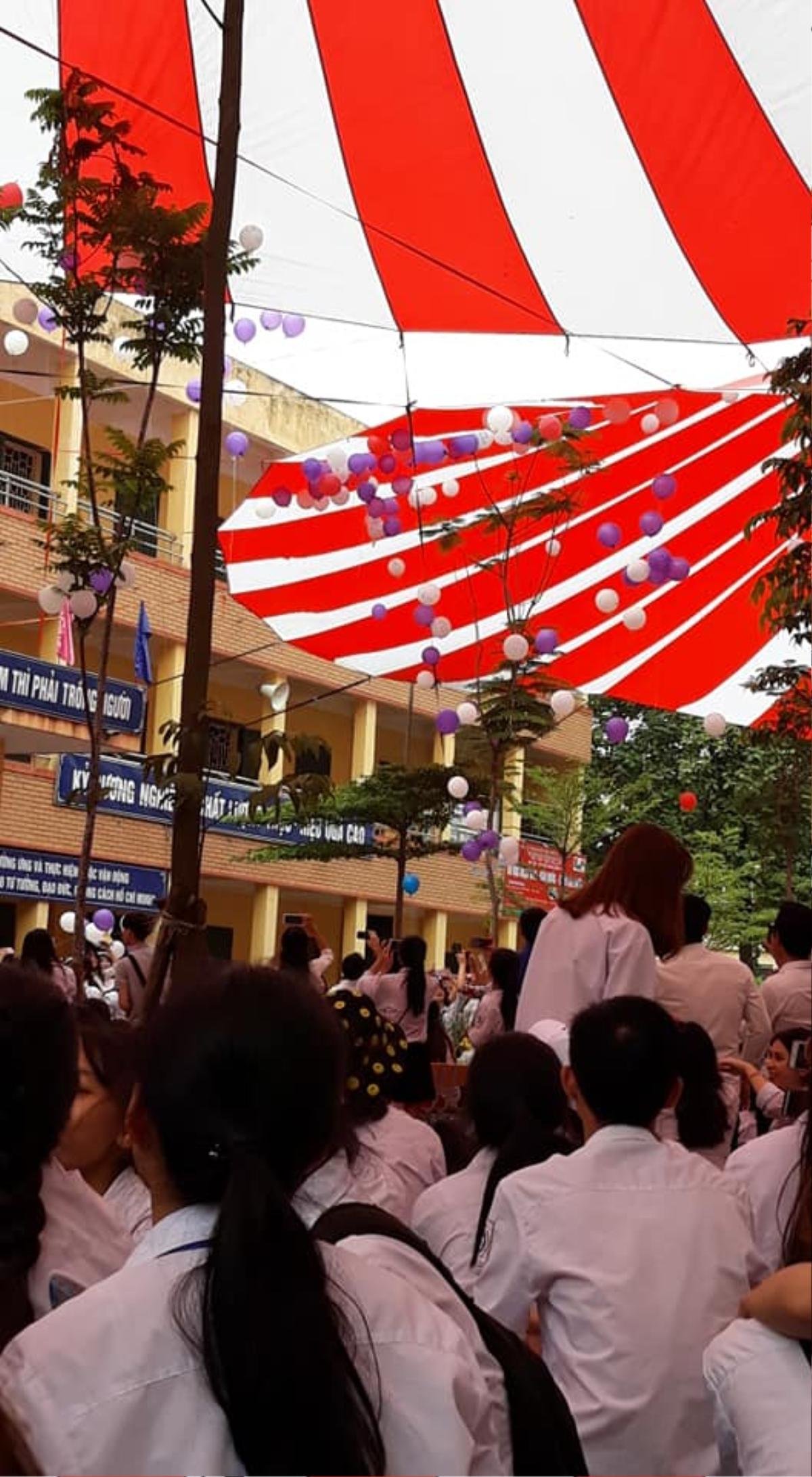 Thả bóng bay nhưng bị kẹt khiến học sinh 'khóc ròng' vậy mà dân mạng còn hài hước tới mức này đây Ảnh 1