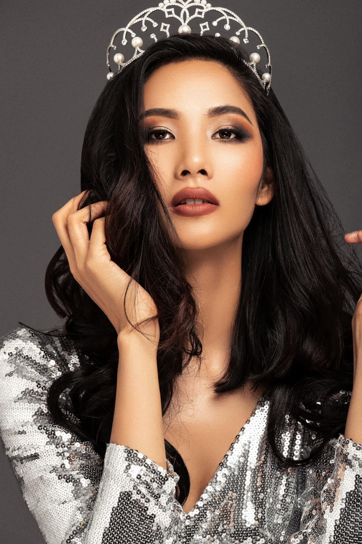 Hoàng Thuỳ đại diện Việt Nam Miss Universe 2019 