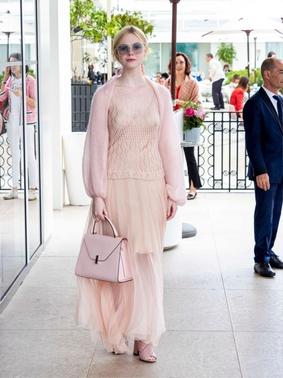 Nàng tiên Elle Fanning ngất xỉu tại chỗ vì mặc váy quá bó đến nỗi không thể thở Ảnh 5