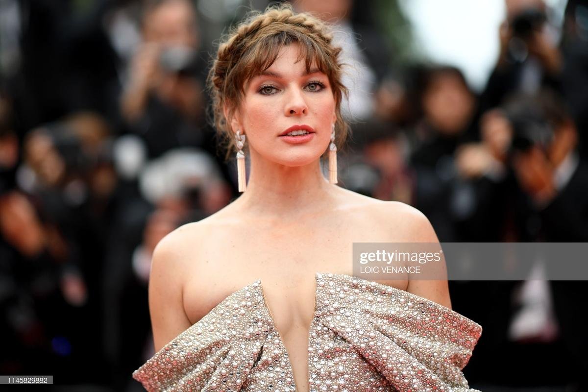 Milla Jovovich khoe vòng 1 táo bạo, Justine Triet chiếm trọn spotlight khi vác bụng bầu vượt mặt lên thảm đỏ Cannes ngày 11 Ảnh 1