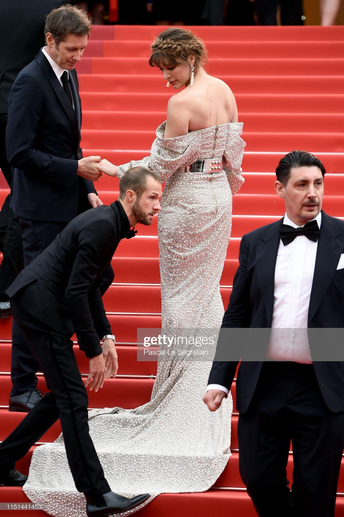 Sự cố giẫm lên váy, tuột giày nhiều lần trên thảm đỏ LHP Cannes 2019 ngày 11 Ảnh 2