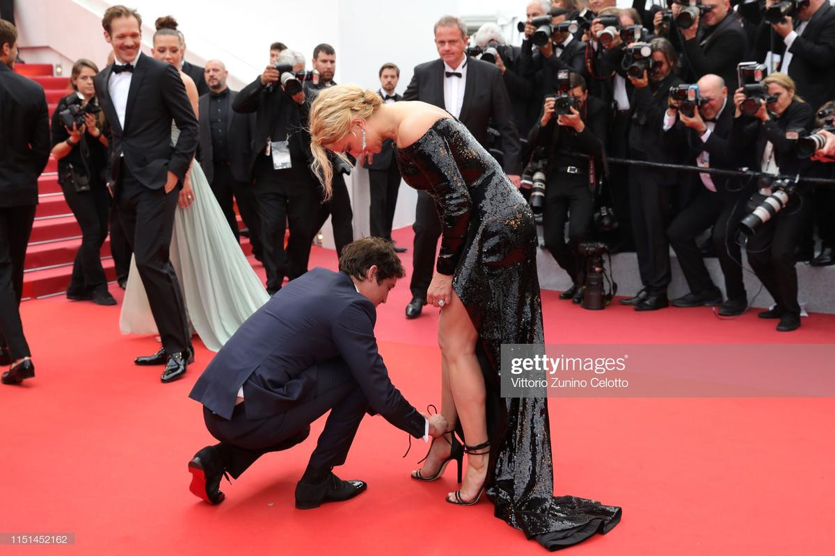 Sự cố giẫm lên váy, tuột giày nhiều lần trên thảm đỏ LHP Cannes 2019 ngày 11 Ảnh 3