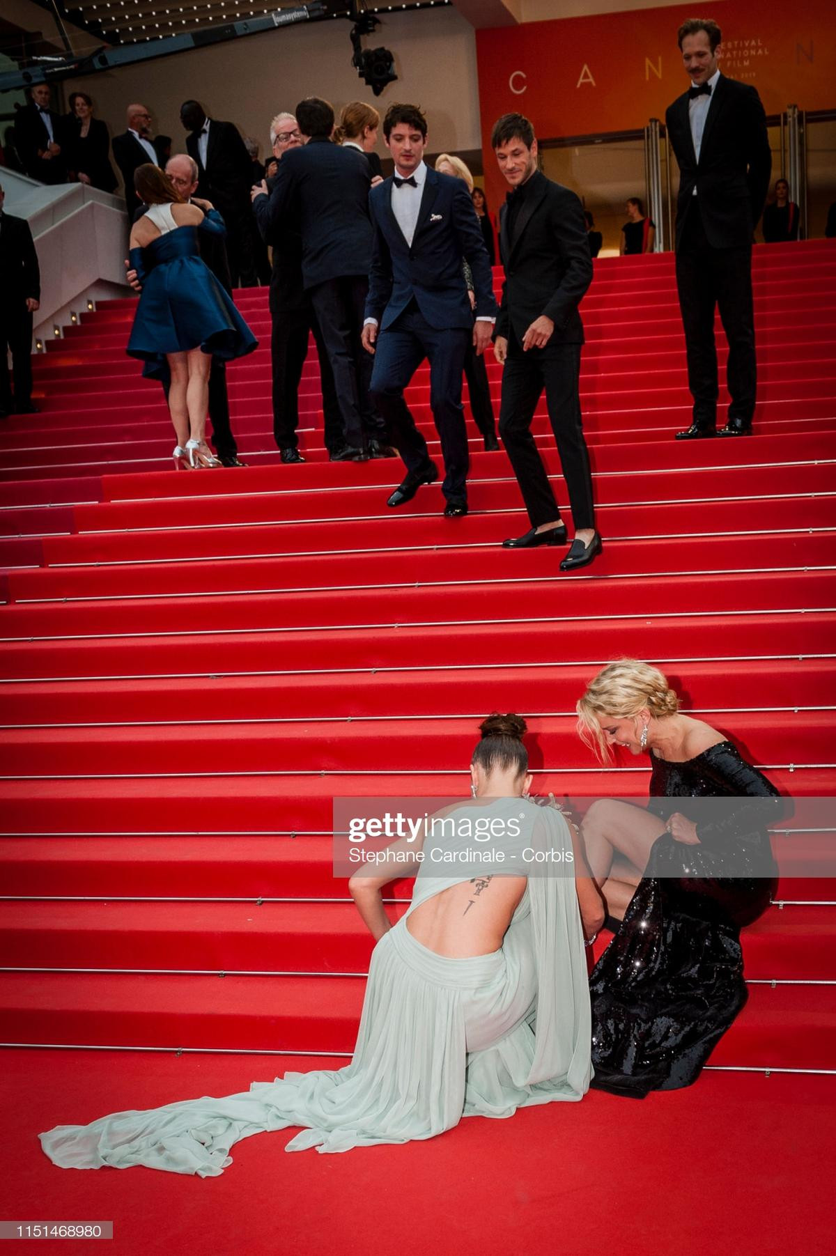 Sự cố giẫm lên váy, tuột giày nhiều lần trên thảm đỏ LHP Cannes 2019 ngày 11 Ảnh 5