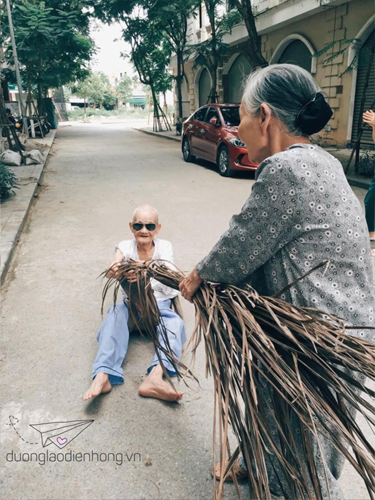 Ấm lòng khoảnh khắc cụ ông cụ bà thi đua bằng trò kéo mo cau khiến ai cũng thốt lên: 'Cho tôi một vé về tuổi thơ!' Ảnh 1