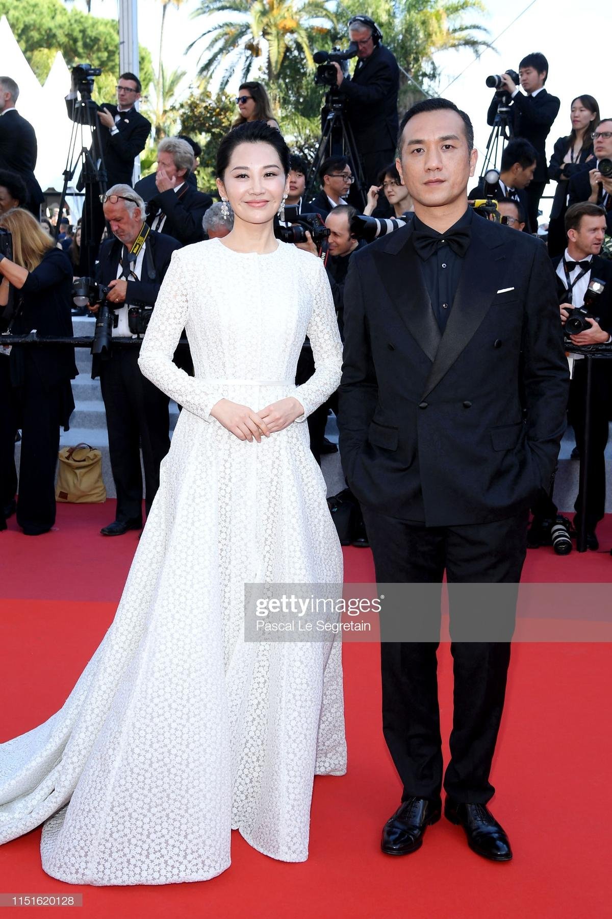 Thảm đỏ Cannes 2019 ngày cuối cùng: Sao vô danh 'cosplay' Michael Jackson đối đầu dàn sao nữ diện trang phục hớ hênh khoe vòng 1 ‘khủng’ Ảnh 9