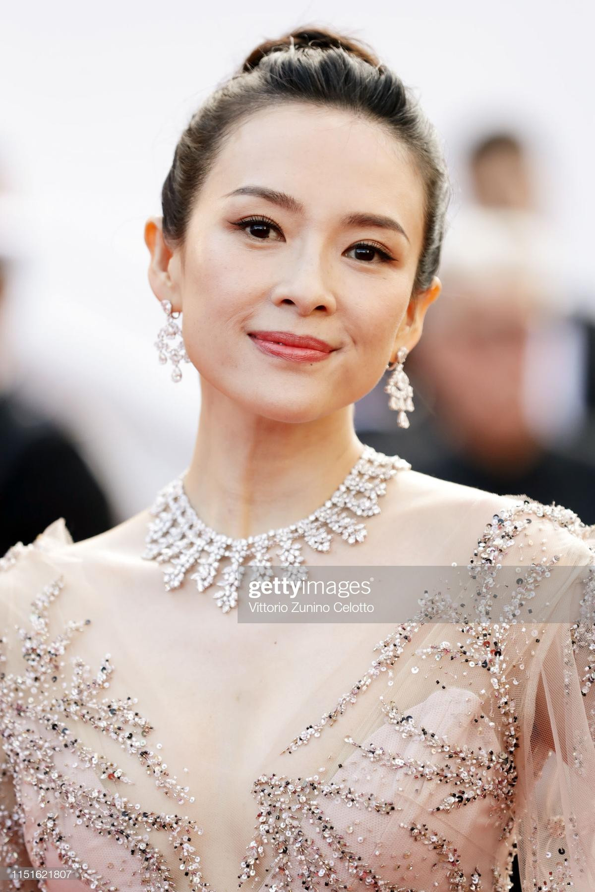 'Ông hoàng bà hậu phòng vé' Song Kang Ho - Chương Tử Di tỏa sáng trên thảm đỏ bế mạc Cannes 2019 Ảnh 1